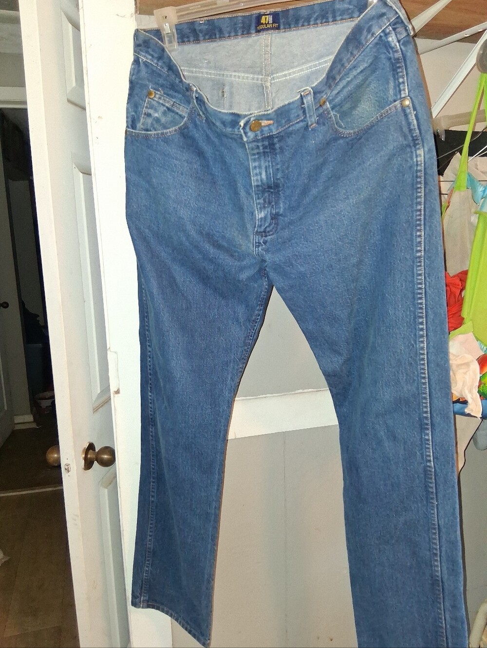 Wrangler Straight-Leg Men’s Jeans in Blue Denim